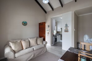 Living area - Tranquil 1-bedroom apartment in beautiful Knysna perfect for relaxing (Knysna)
