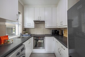 Private kitchen - Tranquil 1-bedroom apartment in beautiful Knysna perfect for relaxing (Knysna)
