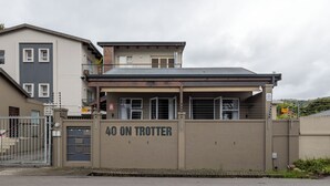 A building with a sign reading "40 on Trotter." - Tranquil 1-bedroom apartment in beautiful Knysna perfect for relaxing (Knysna)