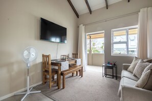 Living area - Tranquil 1-bedroom apartment in beautiful Knysna perfect for relaxing (Knysna)
