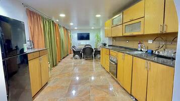 Microondas, horno, placa de cocina