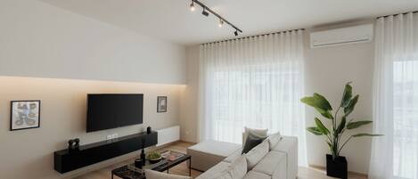 Appartement luxueux, vue sur la ville | Salle de séjour | Téléviseur de 42 po avec télévision par cùble