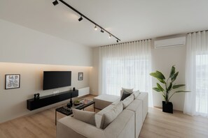 奢華公寓, 城市景觀 | 客廳 | 42-吋電視，提供有線頻道