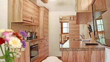 Jääkaappi, mikroaaltouuni, uuni, liesi