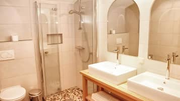 Dusche, Haartrockner, Handtücher