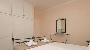 2 bedrooms, iron/ironing board, WiFi, bed sheets