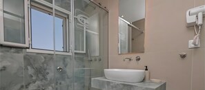 Dusche, Haartrockner, Handtücher