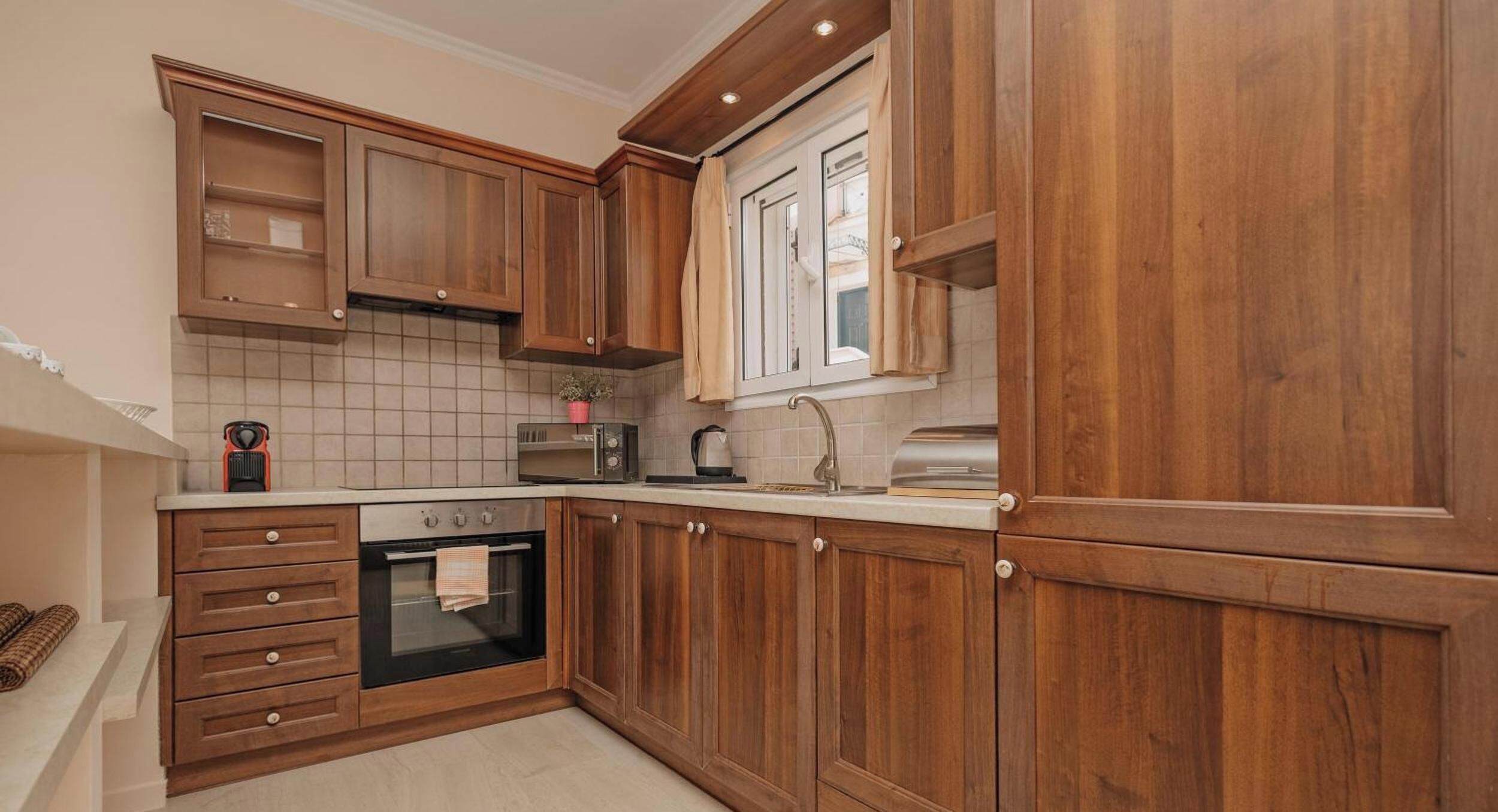 Jääkaappi, mikroaaltouuni, uuni, liesi