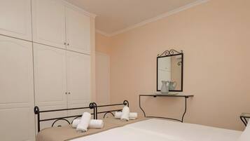 2 bedrooms, iron/ironing board, WiFi, bed sheets