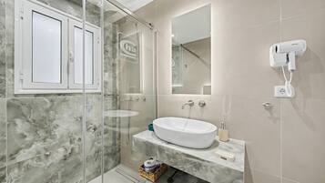 Shower, hair dryer, towels