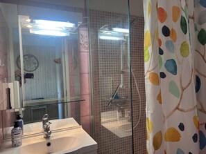 Shower, hair dryer, soap, toilet paper - Bright, air-conditioned apartment near beaches, swimming pool, enclosed parking, (Sérignan)