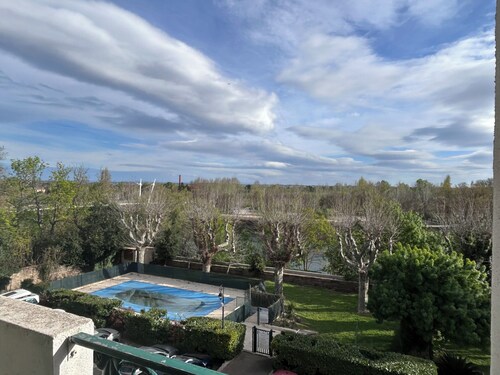 Bright, air-conditioned apartment near beaches, swimming pool, enclosed parking,