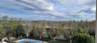 Bright, air-conditioned apartment near beaches, swimming pool, enclosed parking,
