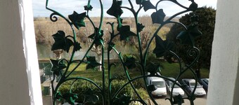 Bright, air-conditioned apartment near beaches, swimming pool, enclosed parking,