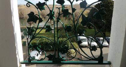 Appartement climatisé, lumineux prés des plages, piscine, parking clos,