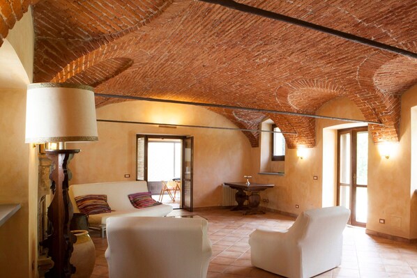 Interior - Cascine di Villa Schella with Pool – Relaxing Oasis for Groups and Families (Ovada)