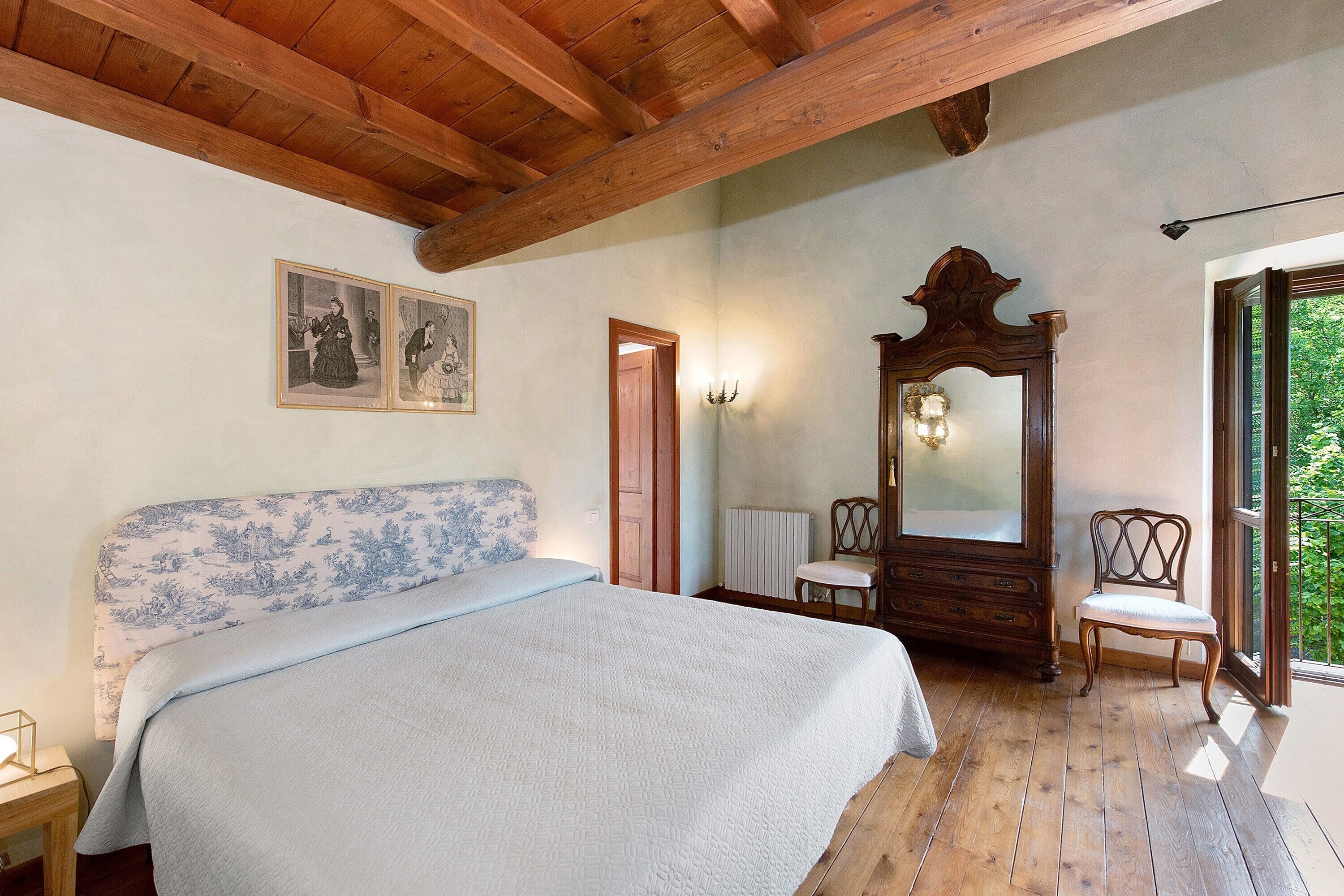 6 quartos, ferros/tábuas de passar roupa, Wi-Fi, roupa de cama