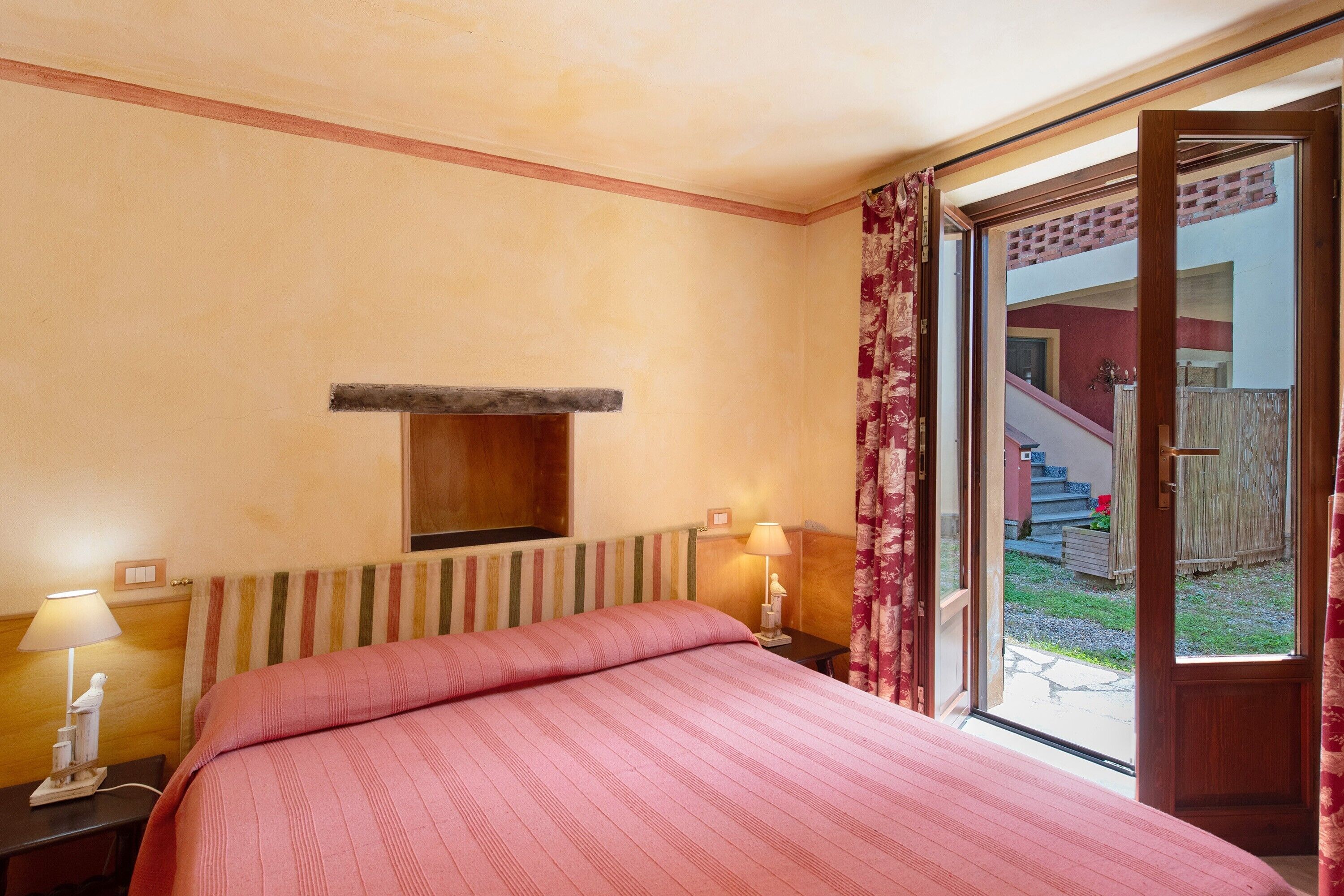 6 quartos, ferros/tábuas de passar roupa, Wi-Fi, roupa de cama
