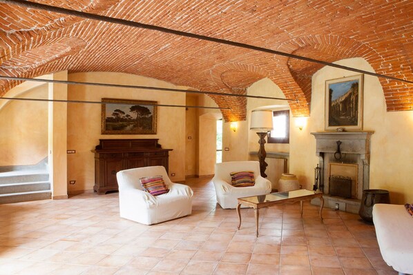 Interior - Cascine di Villa Schella with Pool – Relaxing Oasis for Groups and Families (Ovada)