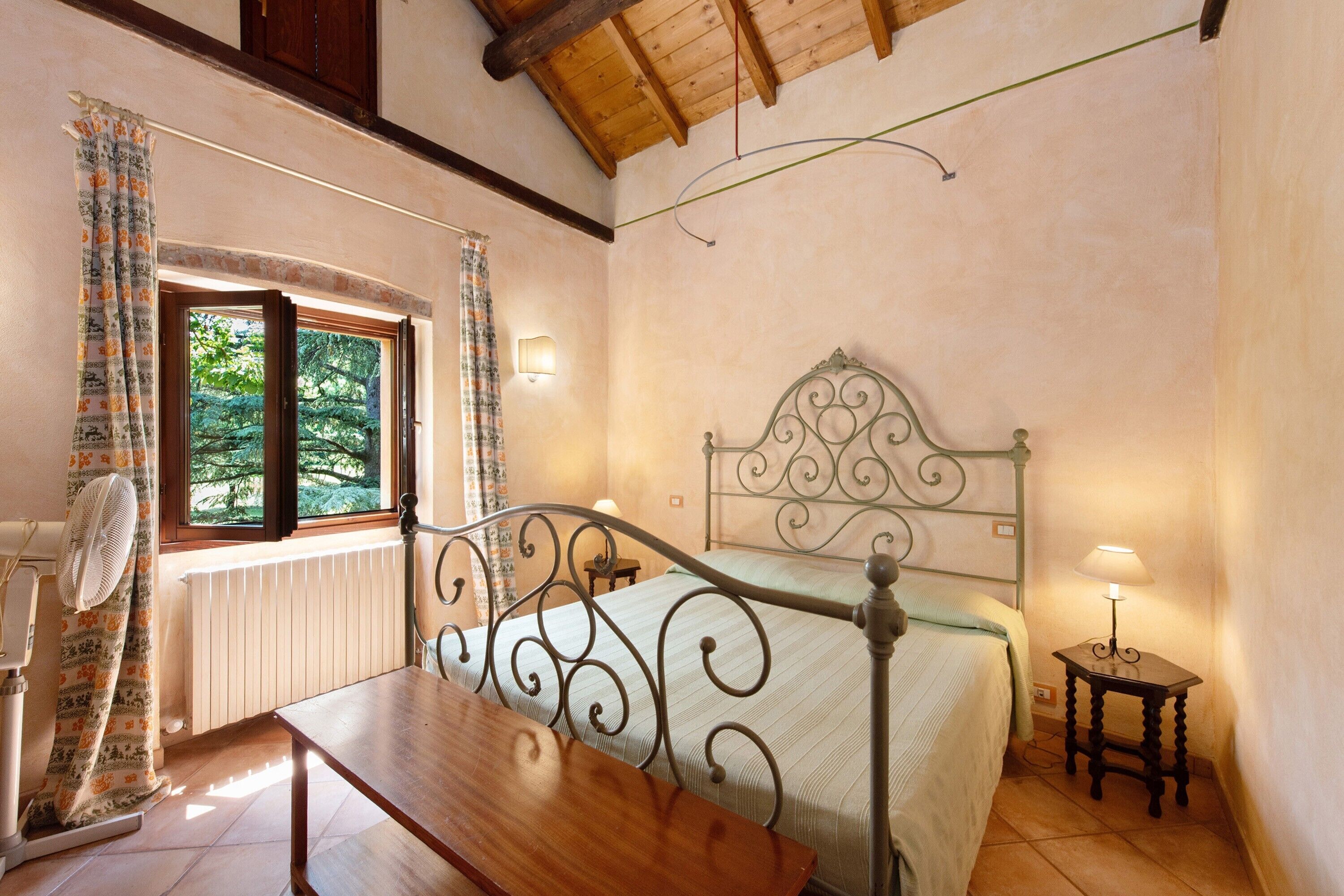 6 chambres, fer et planche à repasser, Wi-Fi, draps fournis