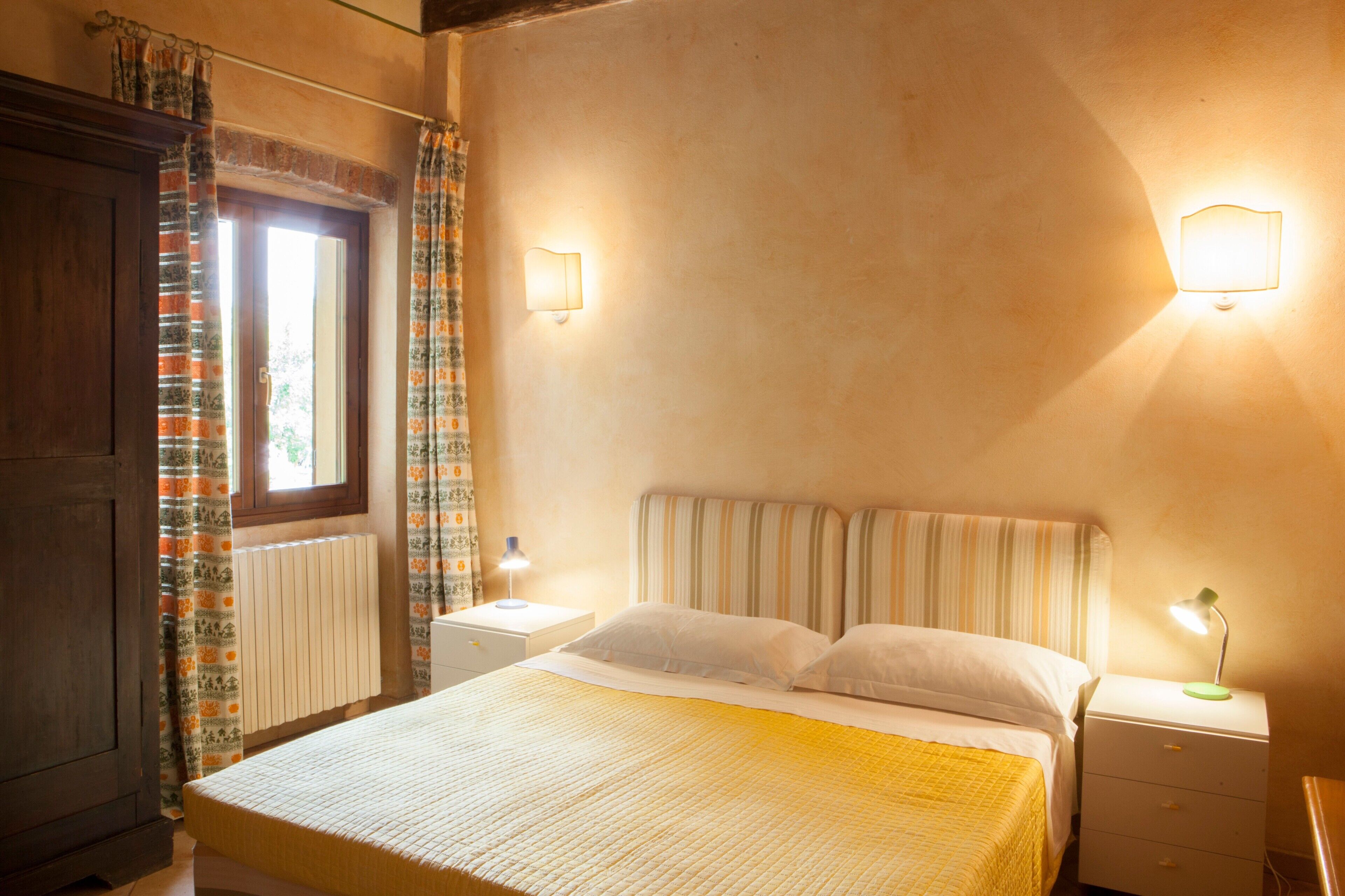 6 bedrooms, iron/ironing board, WiFi, bed sheets