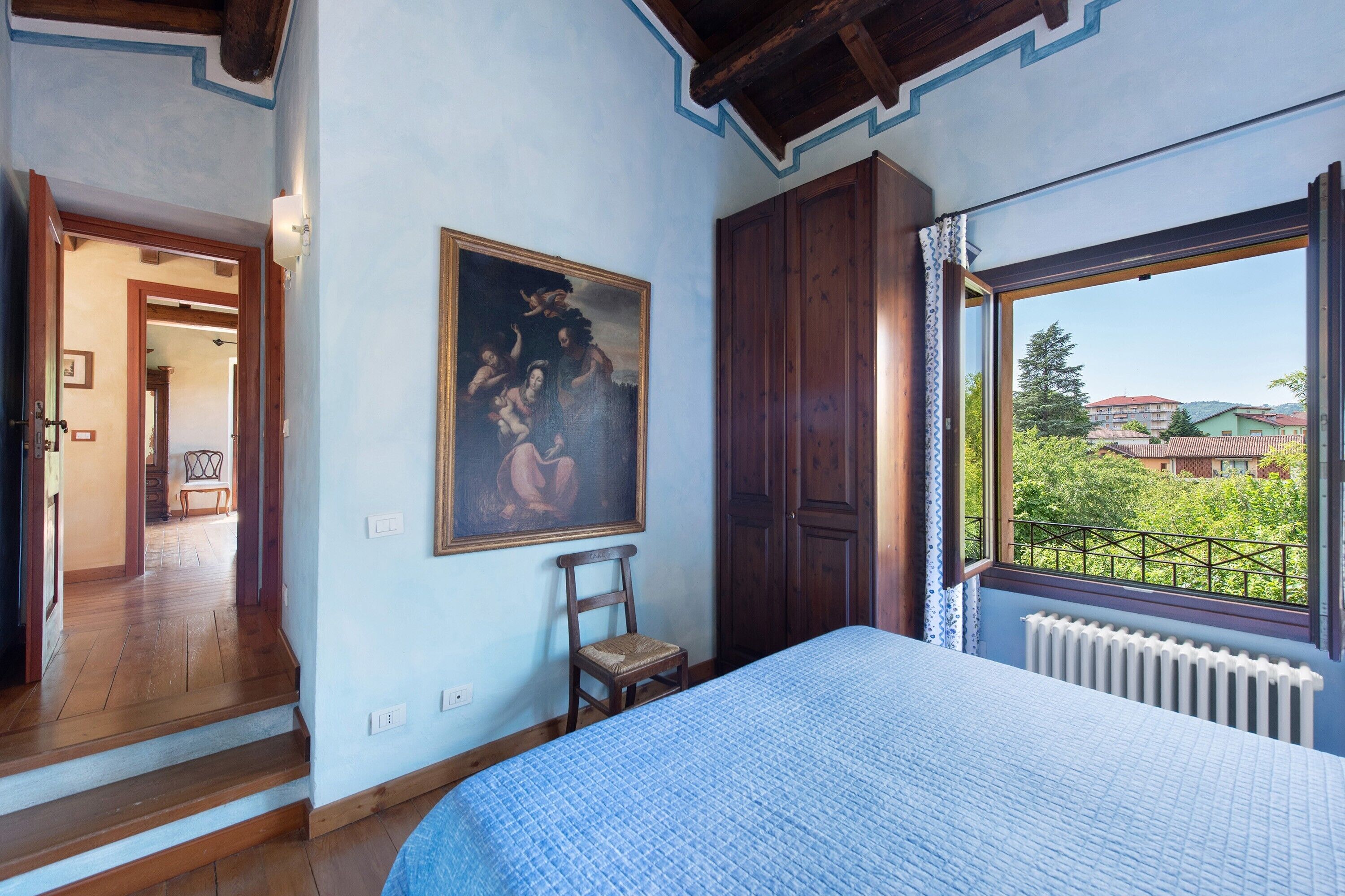 6 bedrooms, desk, iron/ironing board, WiFi