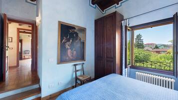 6 bedrooms, desk, iron/ironing board, WiFi