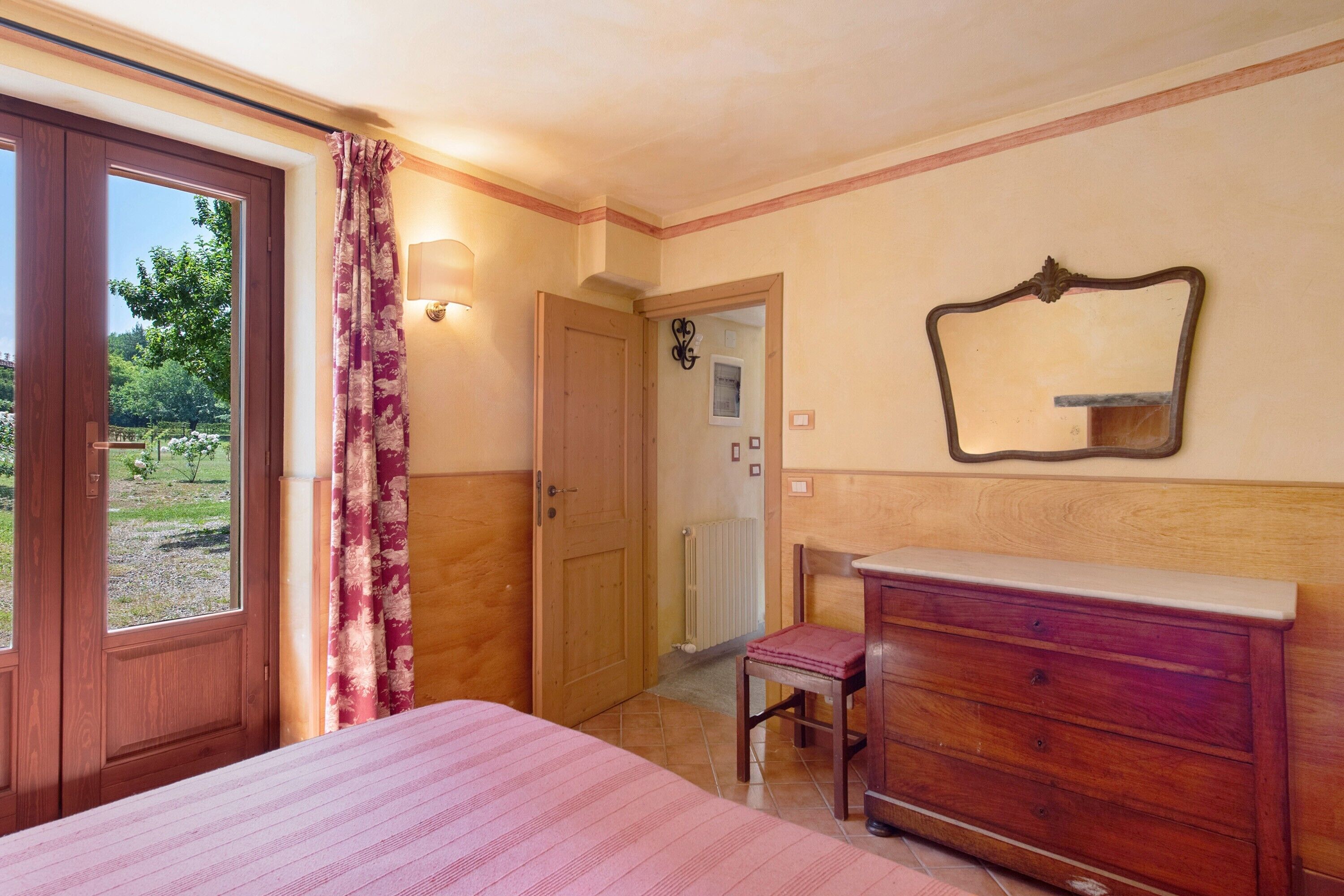 6 bedrooms, iron/ironing board, WiFi, bed sheets