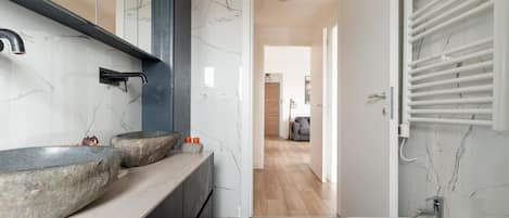 Douche, bidet, serviettes fournies