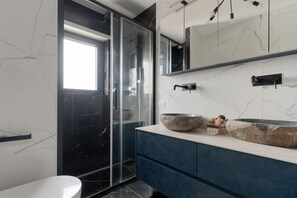 Shower, bidet, towels - GuestHost - Modern and welcoming 50 square meters apartment, perfect for four people, located on the eighth floor of a building with an elevator (NOT accessible to disabled guests).The property is located in the Cascina Merlata neighborhood, a growing ar (Milan)