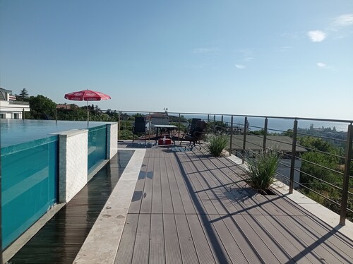 WONDERFOUL SEA VIEW AND SWIMMING POOL