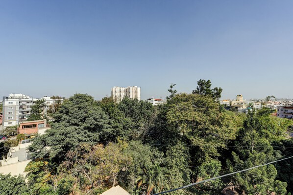 Un paisaje urbano con abundante vegetación, edificios y cielo despejado.