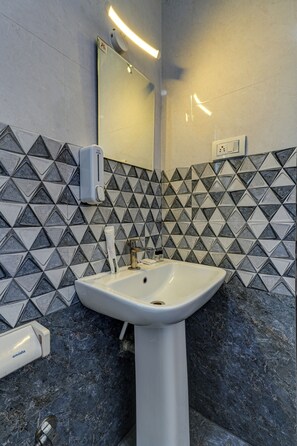 Deluxe Quadruple Room | Bathroom | Shower, towels - Royal Classio (Bengaluru)