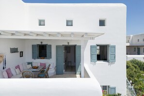 Outdoor dining - Mykonos Pool House 7 with shared pool - My Rental Homes (Mykonos)