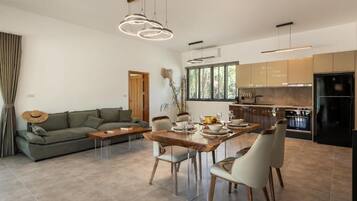 Deluxe Villa, Balcony, Garden View | Dining