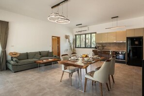 Villa Deluxe - balkong - utsikt mot trädgården | Restauranger
