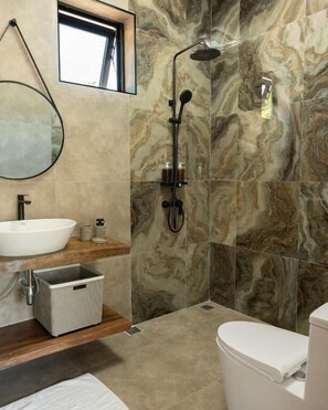 Ücretsiz banyo/kozmetik ürünleri, saç kurutma makinesi, havlu 
