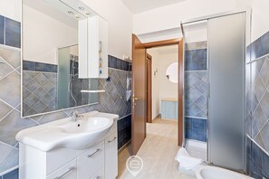 Shower, bidet, towels, shampoo - Exclusive Seaview Apartment in front of the beach (Alghero)