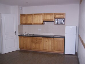 Fridge, microwave, dishwasher, coffee/tea maker