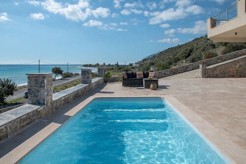 Kedros villa Dyo , next to the beach and near taverns