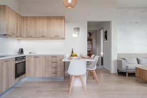 Fridge, oven, dishwasher, coffee/tea maker