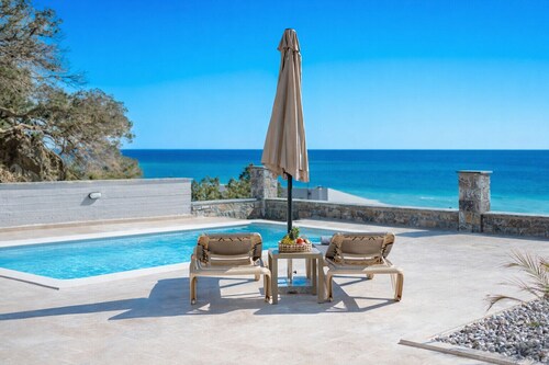 Kedros villa Tessera , next to the beach and near taverns