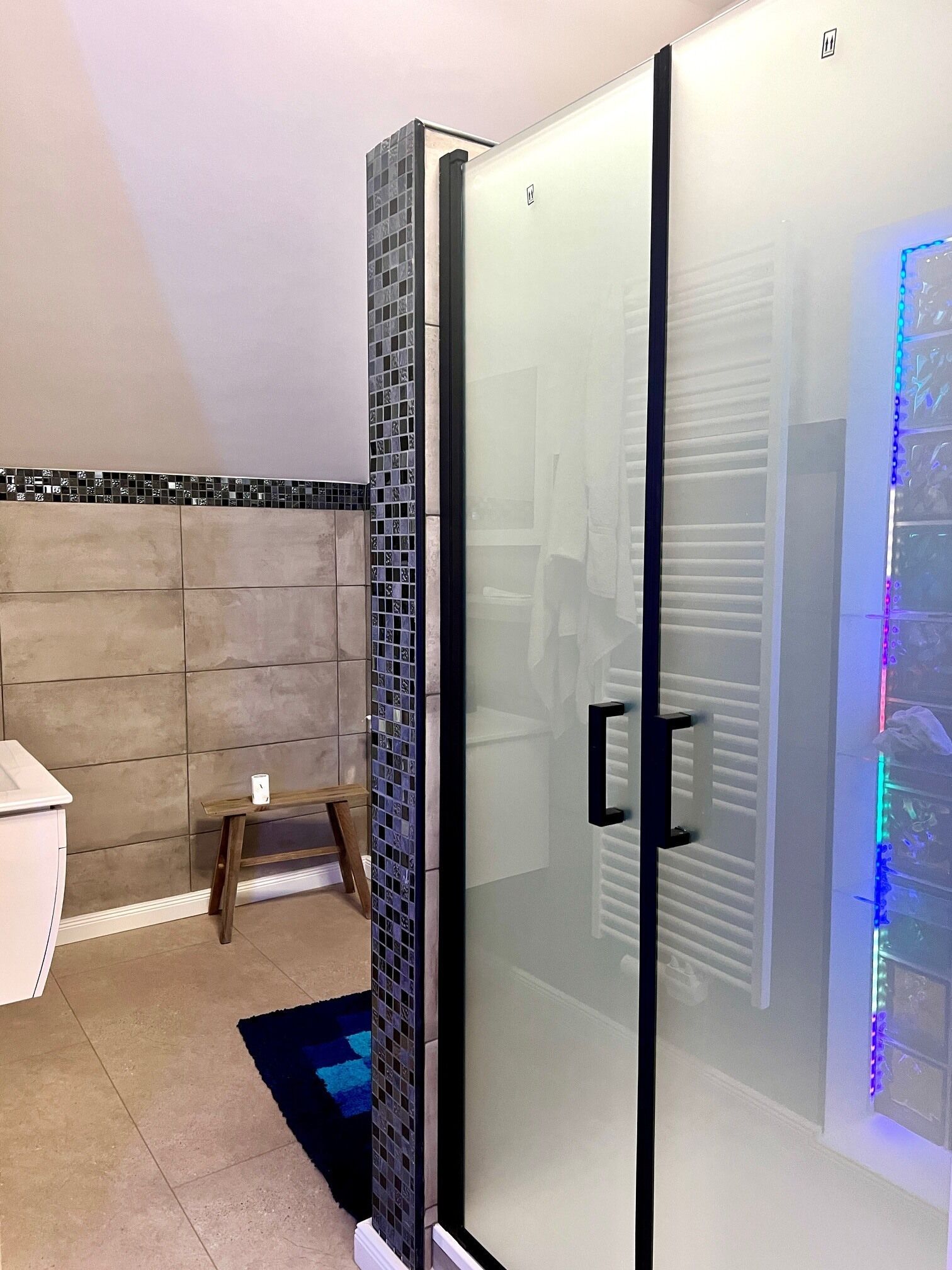 Condo tiện nghi đơn giản | Phòng tắm | Khăn tắm 