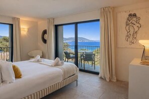 Planxa i posts de planxar, wifi i roba de llit 