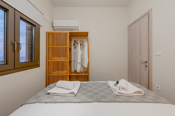 Une chambre d’hôtel avec un lit, une armoire et une fenêtre.