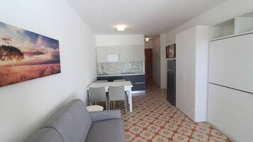 Studio, Mehrere Schlafzimmer, Terrasse | Wohnzimmer