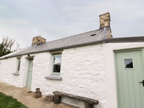 Exterior - Rhos Y Clegyrn (Goodwick)