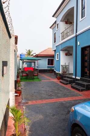 Outdoor dining - Elelyon Service Apartments (Ikorodu)
