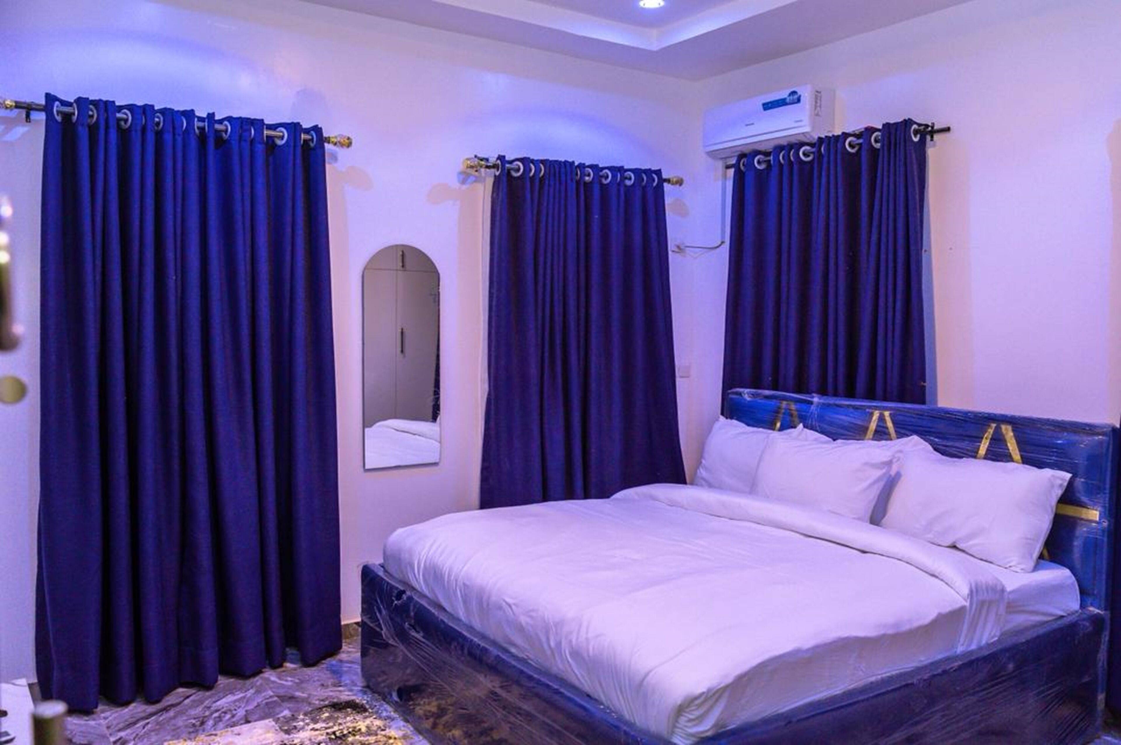 Blackout drapes, free WiFi