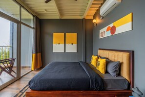 Deluxe Double Room with Balcony and Bathtub | Free WiFi